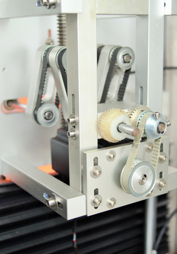 Sapka és test tömítő zsugorfóliás címkézőgép két fejjel