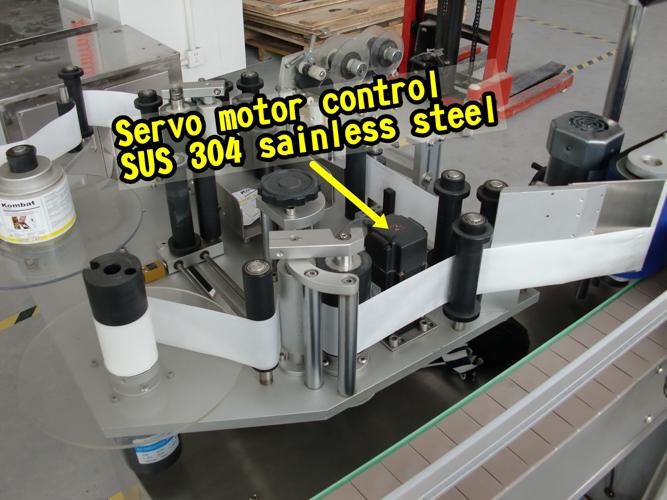 10 ml-es kis kerek palack automata öntapadó címkéző gép csak vízszintes címkézés