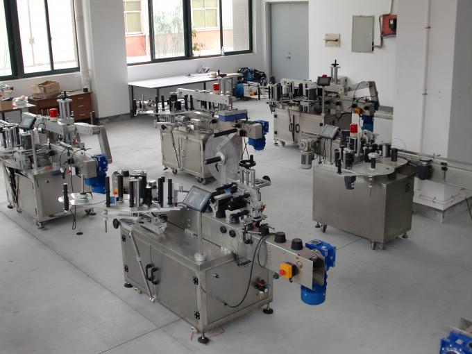 Négyzet alakú palack kétoldalas vízszintes címkézőgép, szabályos vagy szabálytalan tartály