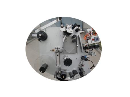 10 ml-es kis üvegcímkéző gép tanúsítvánnyal, kétrétegű címke matricával