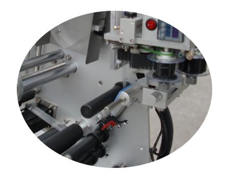 10 ml-es kis üvegcímkéző gép tanúsítvánnyal, kétrétegű címke matricával