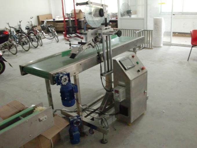 Asztallap öntapadó matrica lapos felületű címkefelhordó személyhívó géppel objektumokat etetve