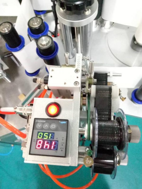 Címke automatikus Doubel oldalsó matrica címkéző gép személyhívó eszközzel és kódoló géppel