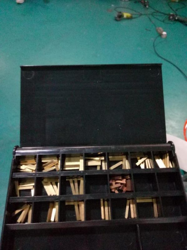 Címke automatikus Doubel oldalsó matrica címkéző gép személyhívó eszközzel és kódoló géppel