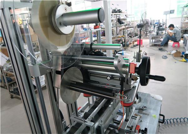 Automatikus felső címkéző gép lapos felületű címkefelhordó szállítószalaggal / felső címkéző berendezéssel