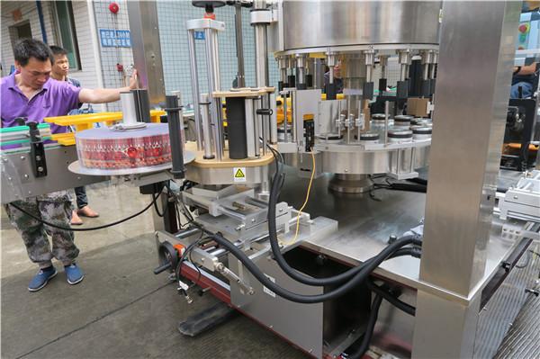 CE forgó matrica címkéző gép egyetlen teljesen automatikus palack szárnyas