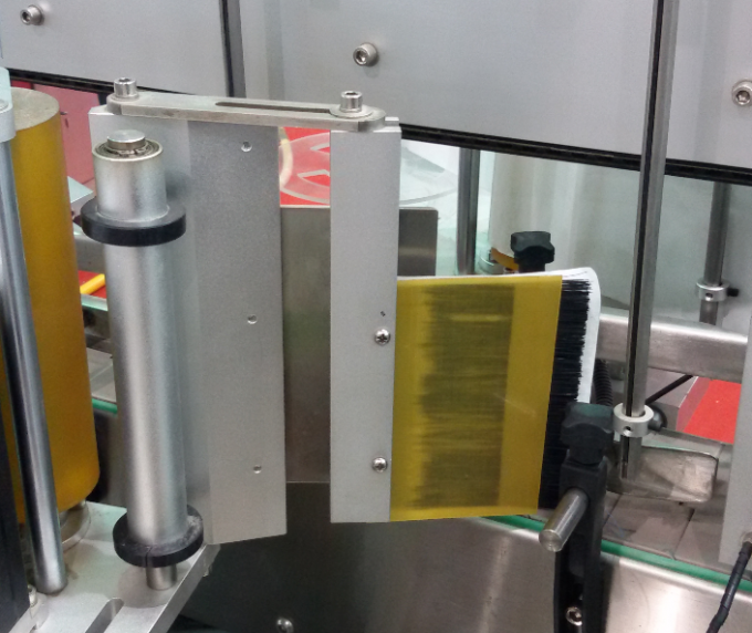 Automatikus palackjelző dupla oldalsó matrica címkéző gép felálló tasakokhoz