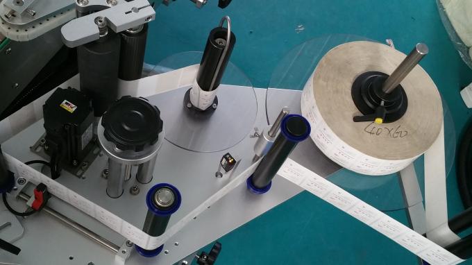 25 kg-os üveg négyzet alakú palack matrica applikátor gép, címkéző gép etető palackokkal stabil sebesség