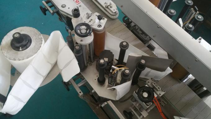 25 kg-os üveg négyzet alakú palack matrica applikátor gép, címkéző gép etető palackokkal stabil sebesség