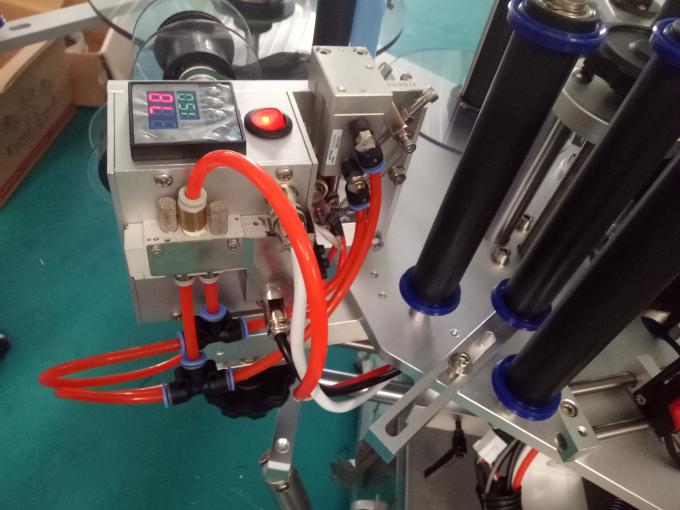 Testreszabott három vagy kétoldalas matrica címkéző gép kódoló géppel