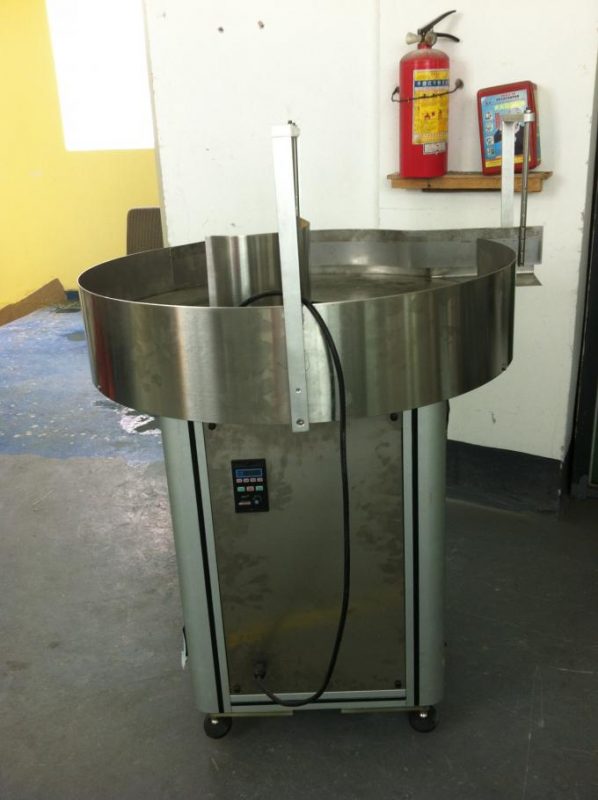 Teljesen automatikus öntapadó címkefelhordó berendezés, kétoldalas