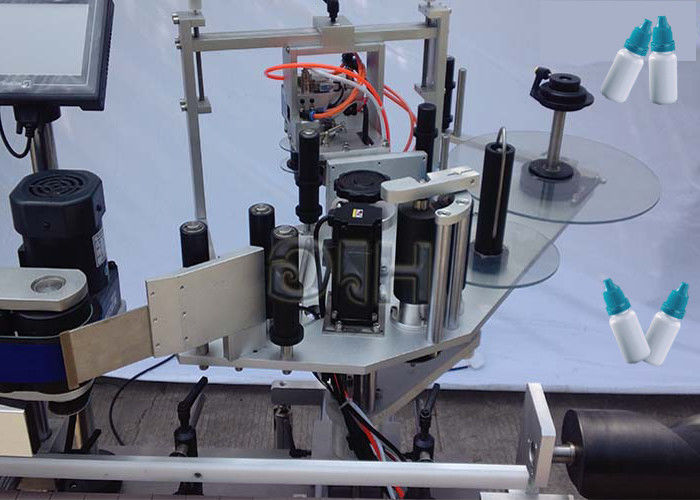 Kína felső / alsó oldalán függőleges matrica kerek palack címkéző gép automatikus szállítóval