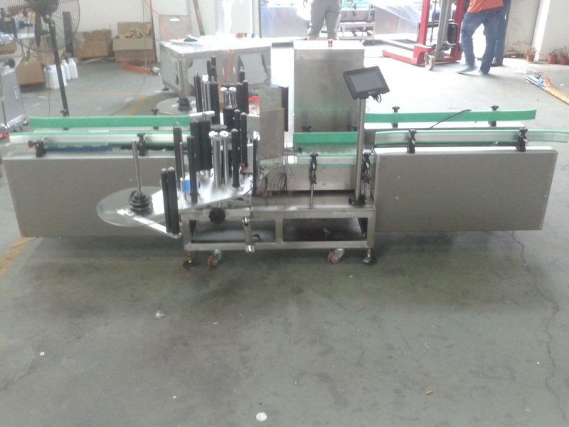 Kína intelligens Siemens PLC vezérlésű automatikus címkegép gyűjtőfelület szállítóval