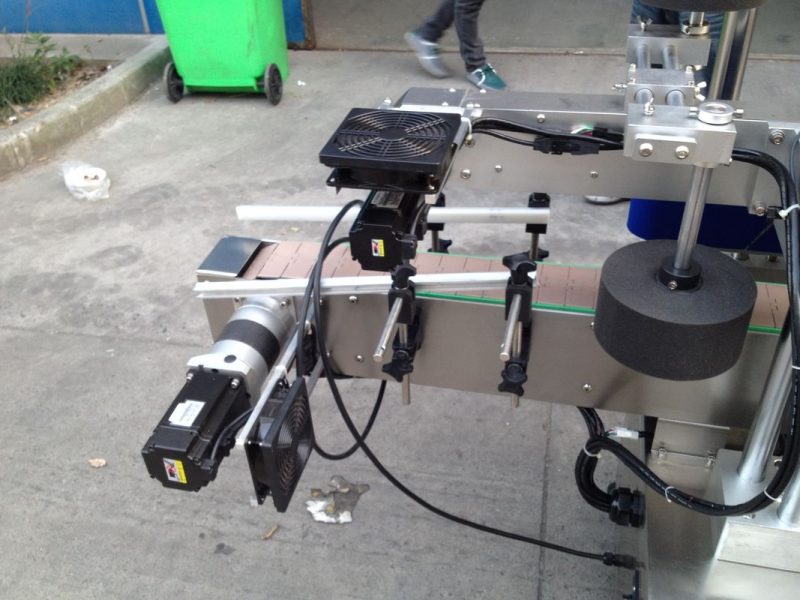 Kína hideg / nedves olvadék ragasztó címke applikátor gép kerek palackhoz 50HZ 380V tápegység szállító