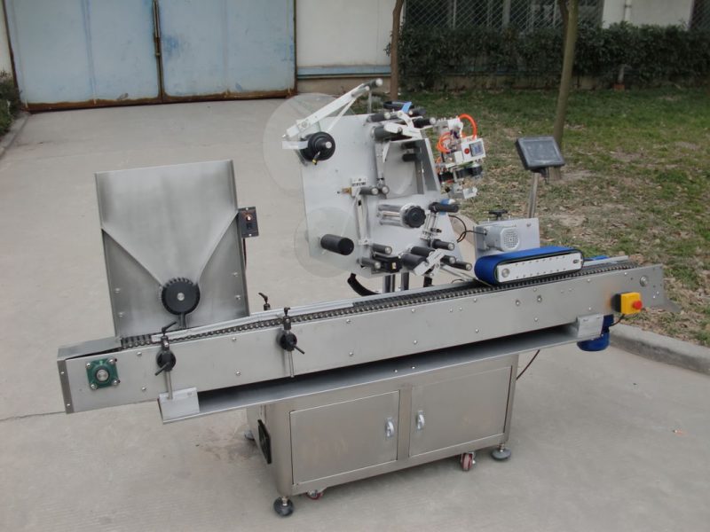 Kína szállítószalagos motor HY márkájú injekciós üveg címkéző gép, 7. akkumulátor címke matrica gép elektronikai szállítóhoz