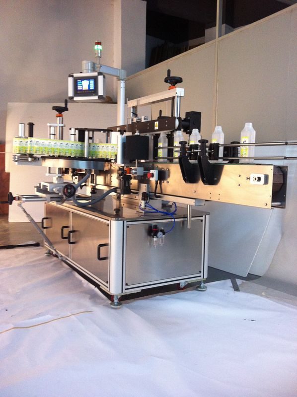 Kína négyzet alakú palack címkéző gép kétoldalas matrica címkéző szállítója