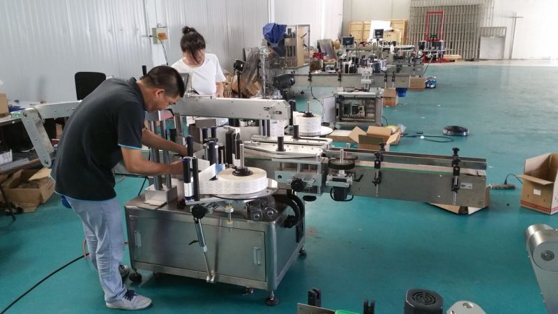 Kína testreszabott vizespalack címkéző gép, automatikus pad címkéző gép a kétoldalas szállító számára