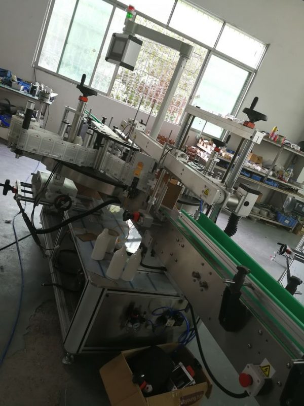 Öntapadó matrica címkéző gép elülső és hátsó oldala, palackcímke applikátor