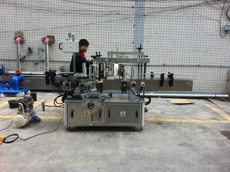 Kína Teljesen automatikus ragasztó kerek palack címkéző gép kisállat palackok elülső és hátsó szállítója
