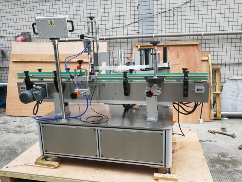 Kína szabványos automatikus kerek palack címkéző gép elülső és hátsó szállítója